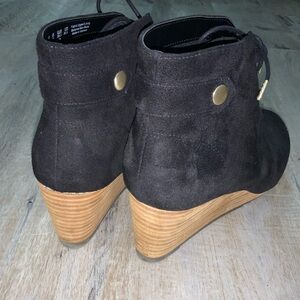(Bin 31)  Dr. Scholls, black ankle boots w/ 2.5” wedge heel, Size 9.5